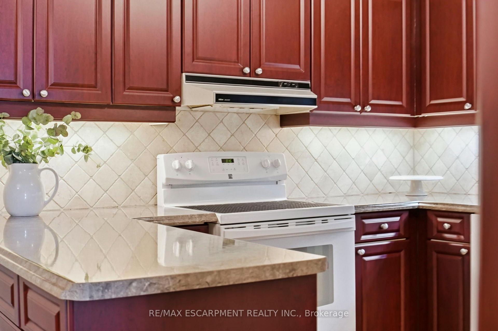 Photo 10 of Unit 208, 2199 Sixth Line, Oakville, River Oaks — HOMEH