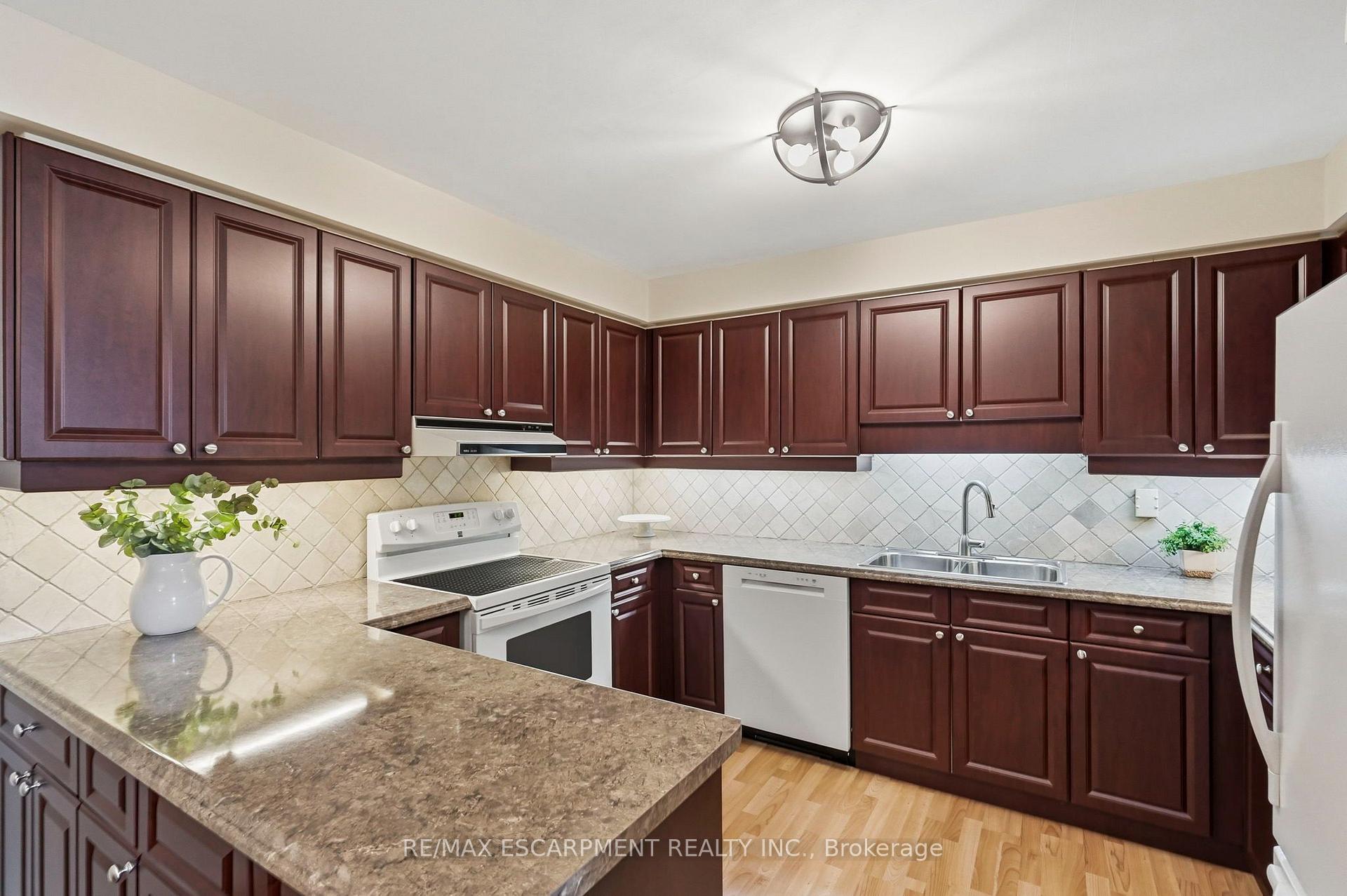 Photo 11 of Unit 208, 2199 Sixth Line, Oakville, River Oaks — HOMEH
