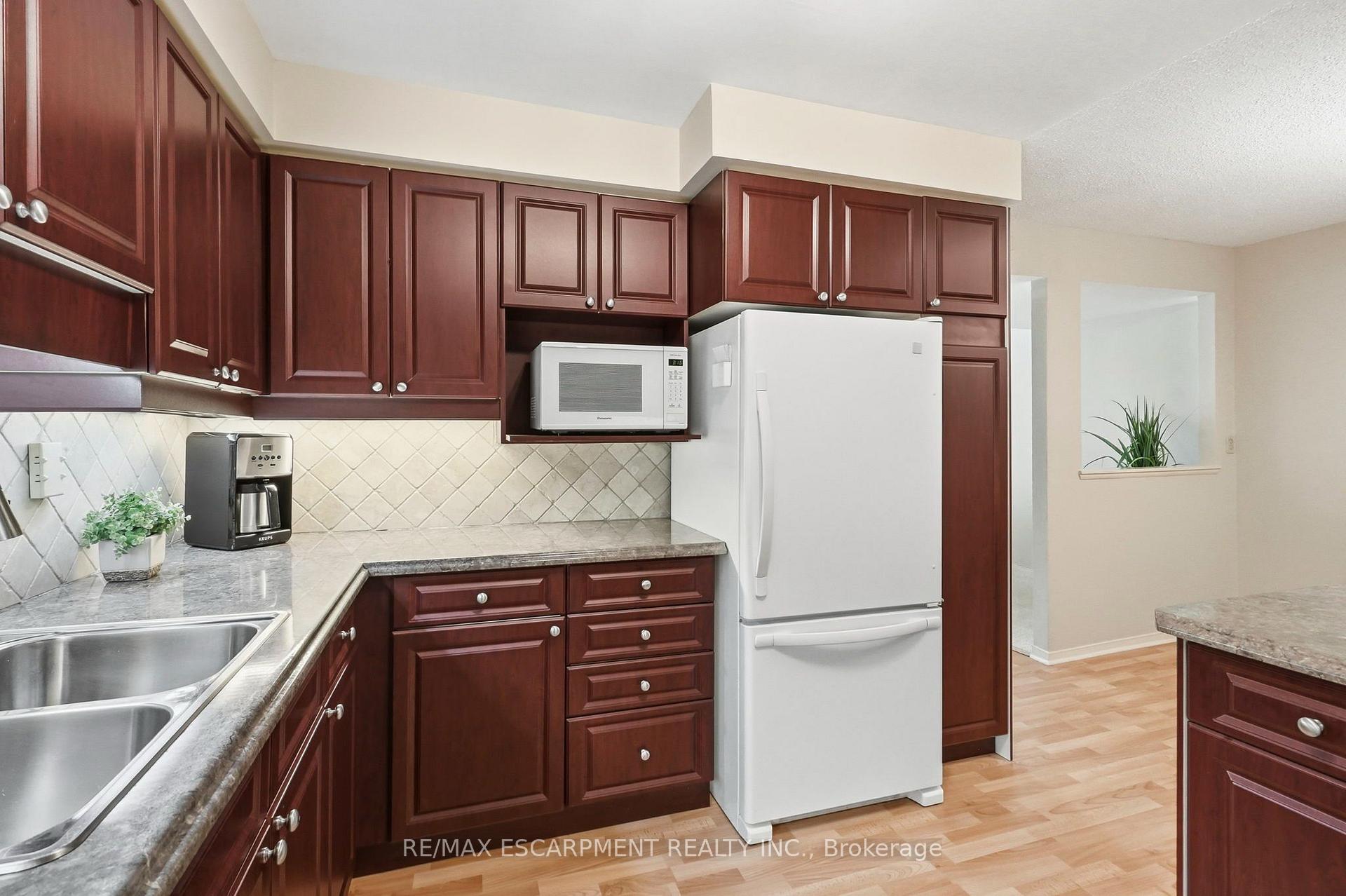 Photo 12 of Unit 208, 2199 Sixth Line, Oakville, River Oaks — HOMEH