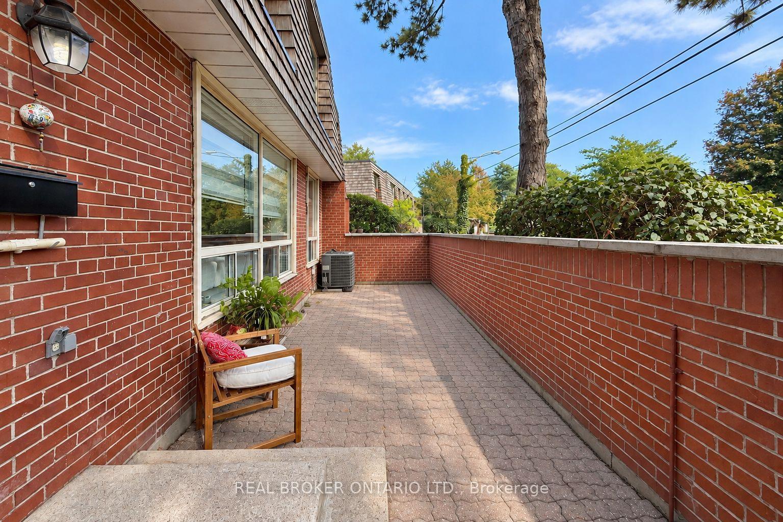 Photo 4 of Unit 3, 69 Upper Canada Drive, North York, St. Andrew-Windfields — HOMEH