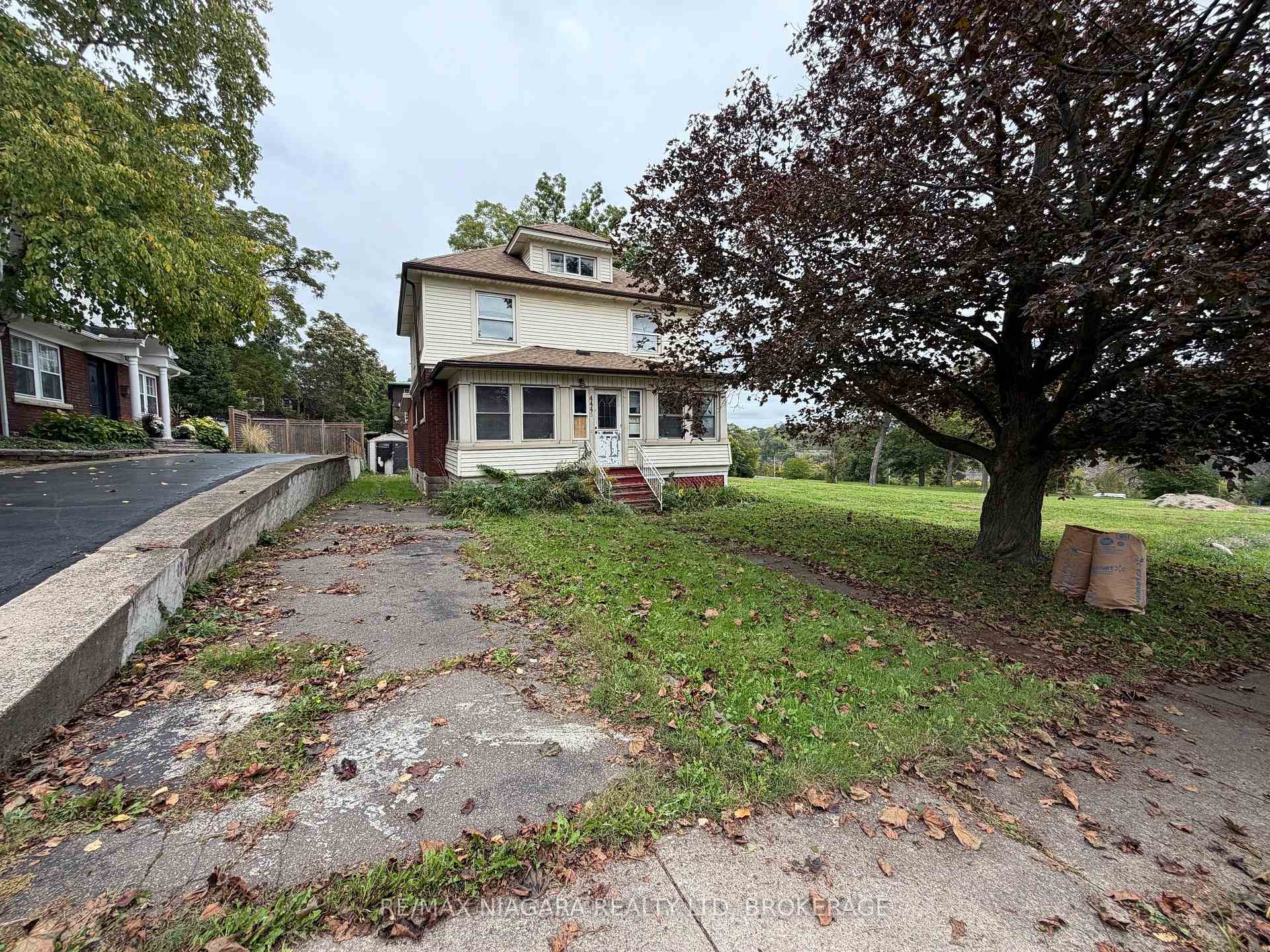 Photo 3 of 4445 John Street, Niagara Falls, Downtown — HOMEH