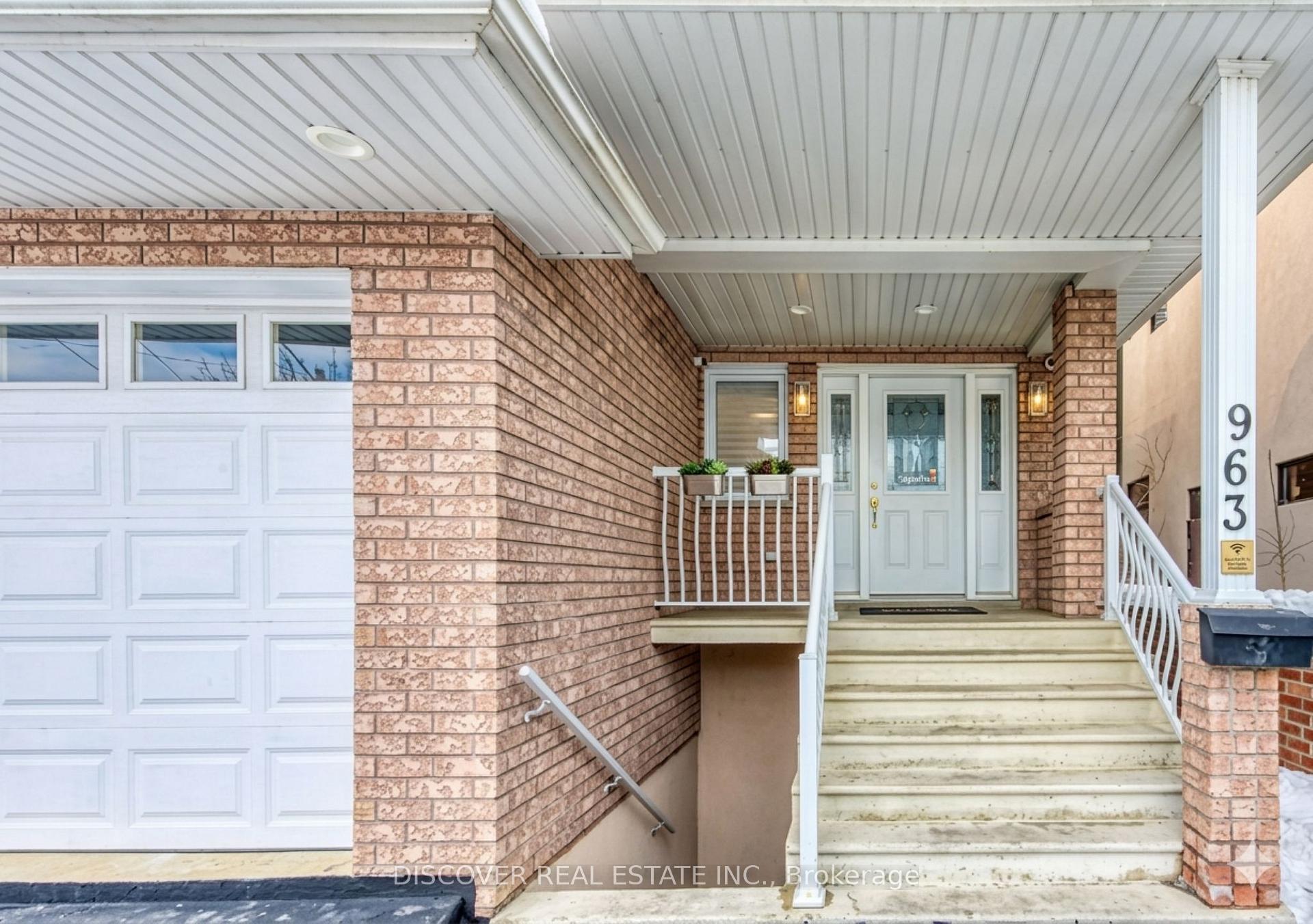 Photo 2 of 963 Hampton Crescent, Mississauga, Lakeview — HOMEH
