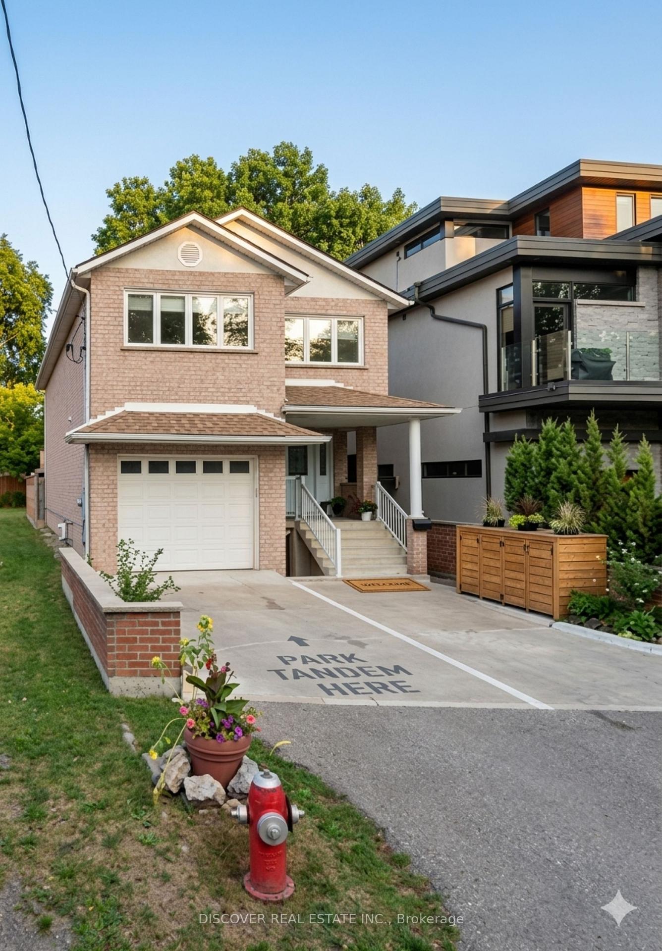 Photo 3 of 963 Hampton Crescent, Mississauga, Lakeview — HOMEH