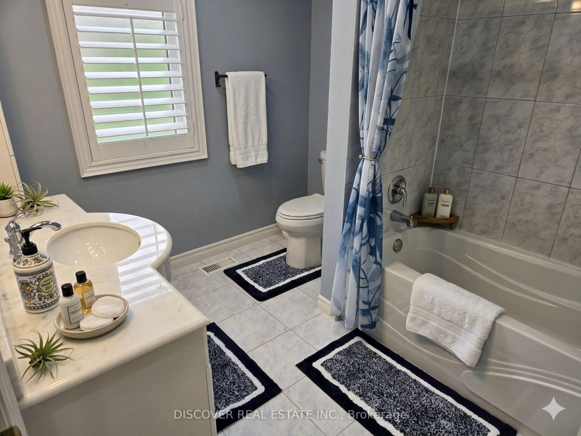 Photo 5 of 963 Hampton Crescent, Mississauga, Lakeview — HOMEH