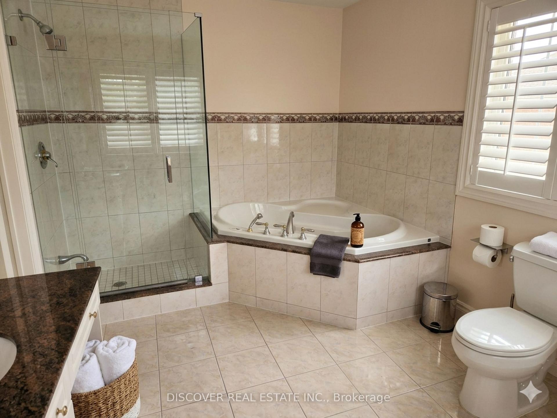 Photo 7 of 963 Hampton Crescent, Mississauga, Lakeview — HOMEH