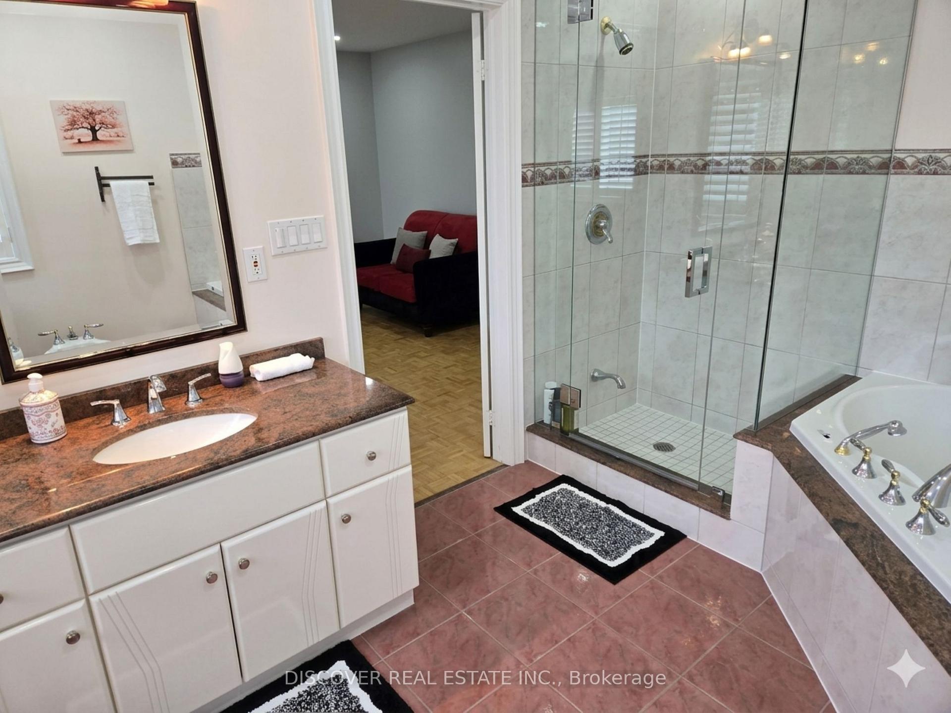 Photo 8 of 963 Hampton Crescent, Mississauga, Lakeview — HOMEH