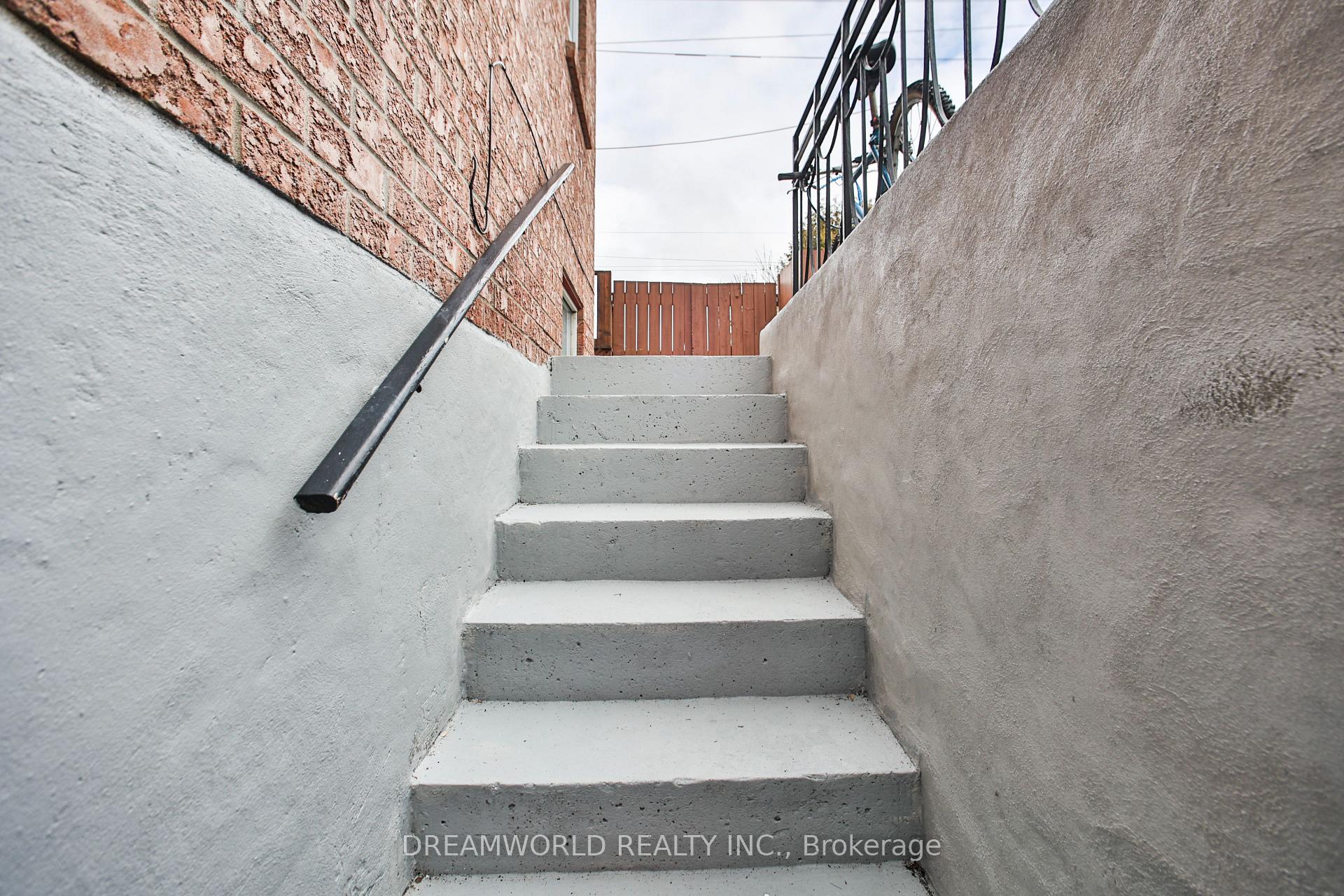 Photo 25 of 403 Northcliffe Boulevard, Toronto, Oakwood Village — HOMEH