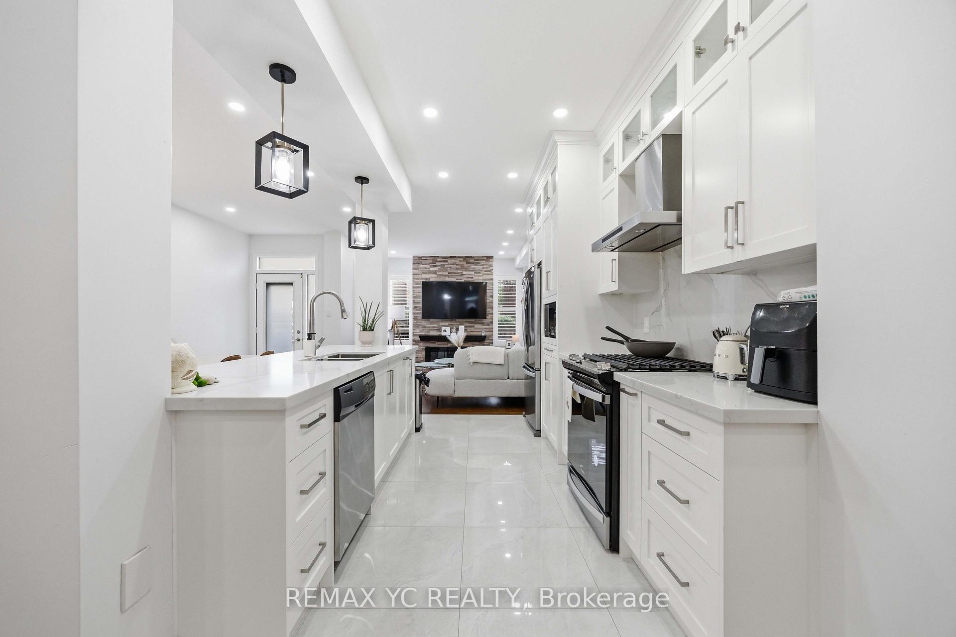 Photo 4 of Unit R1, 140 Laramie Crescent, Vaughan, Patterson — HOMEH