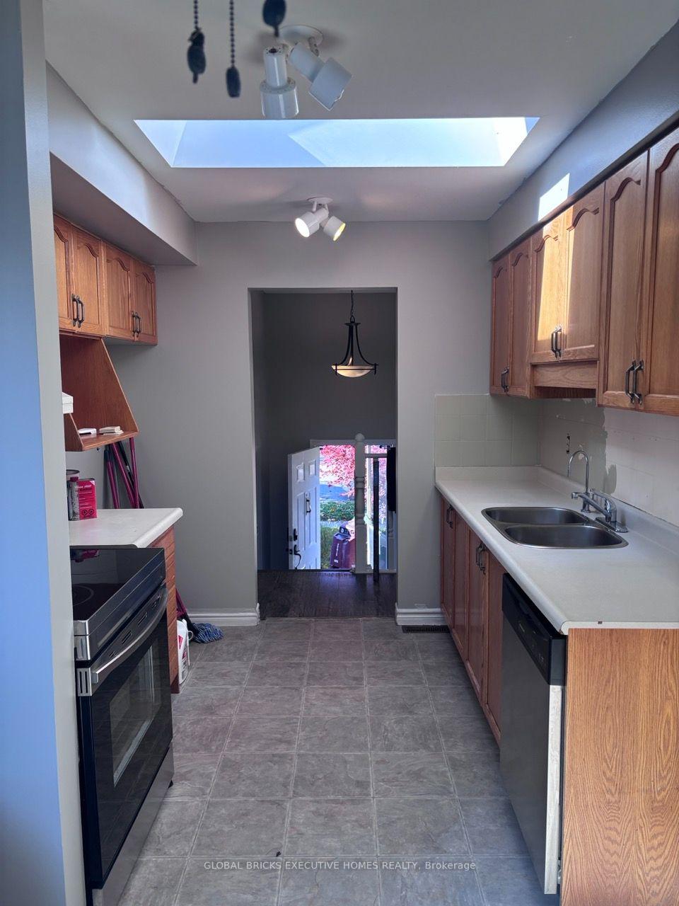 Photo 4 of 173 Martinet Avenue, London, East I — HOMEH