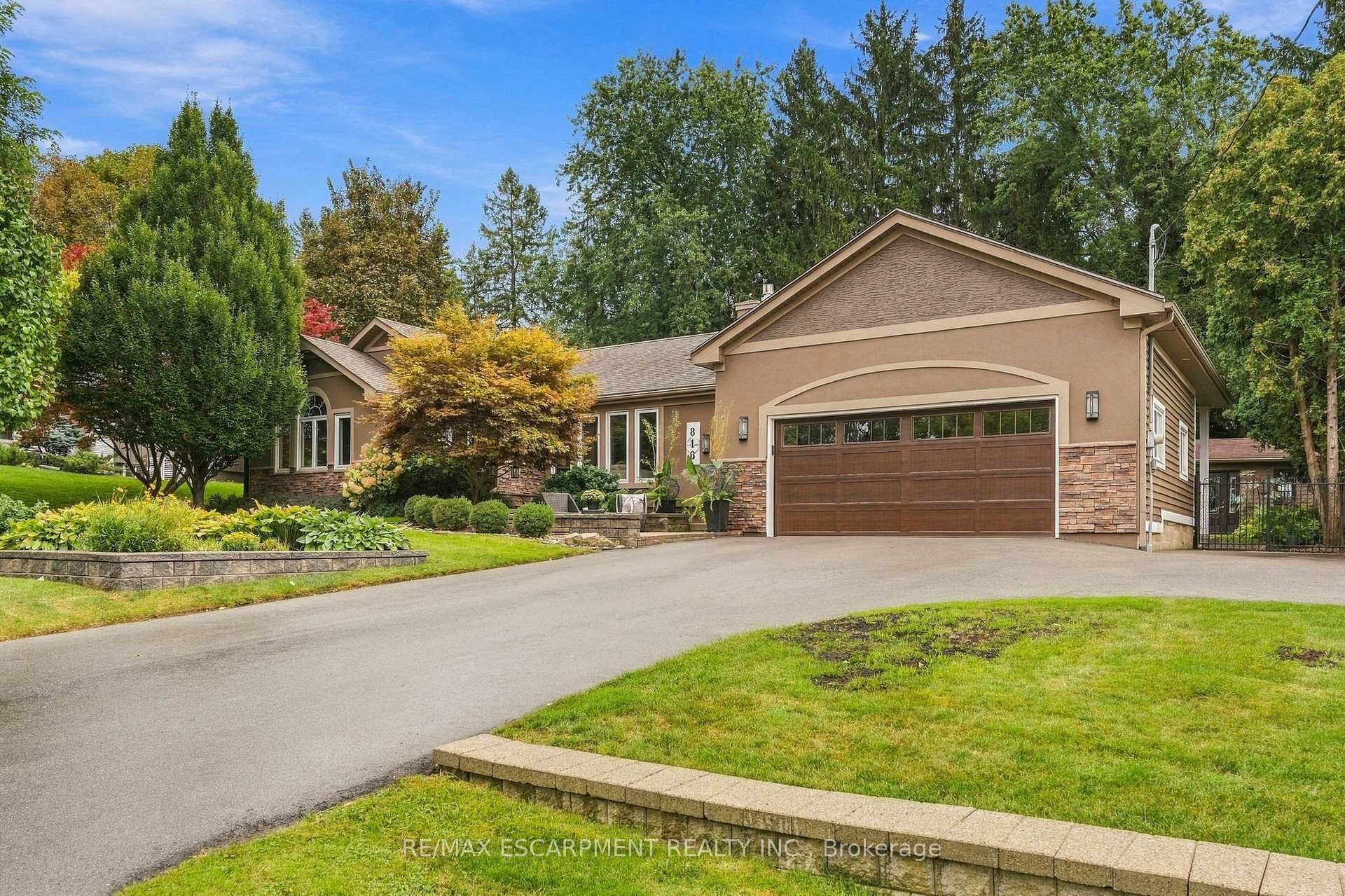 Photo 2 of 816 Alexander Road, Hamilton, Ancaster — HOMEH