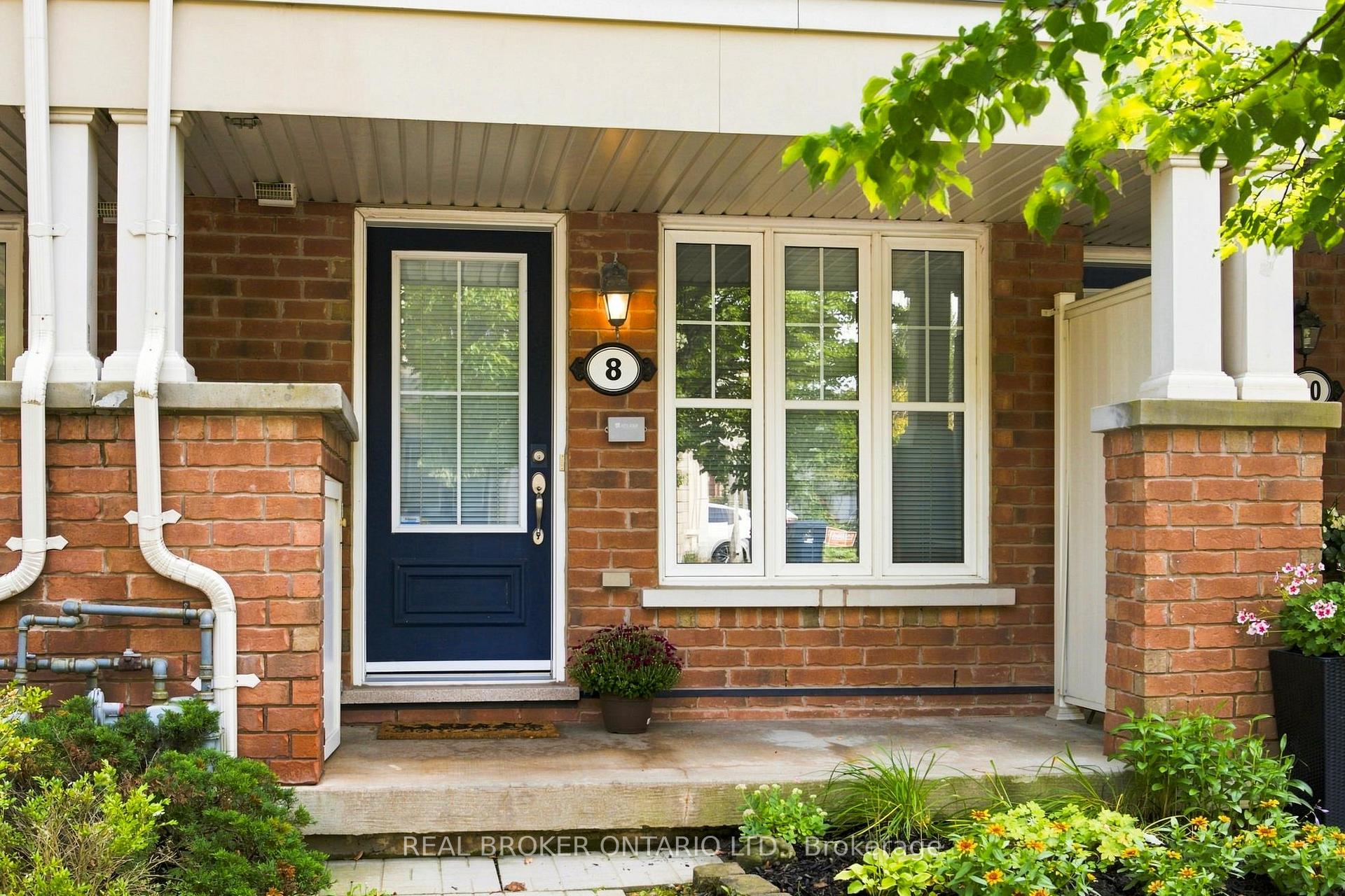 Photo 2 of 8 Ayers Crescent, Scarborough, Clairlea-Birchmount — HOMEH