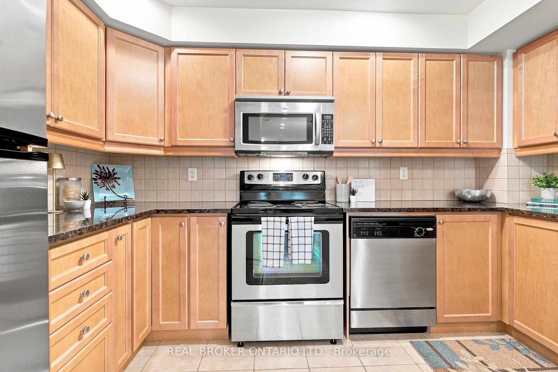 Photo 7 of 8 Ayers Crescent, Scarborough, Clairlea-Birchmount — HOMEH