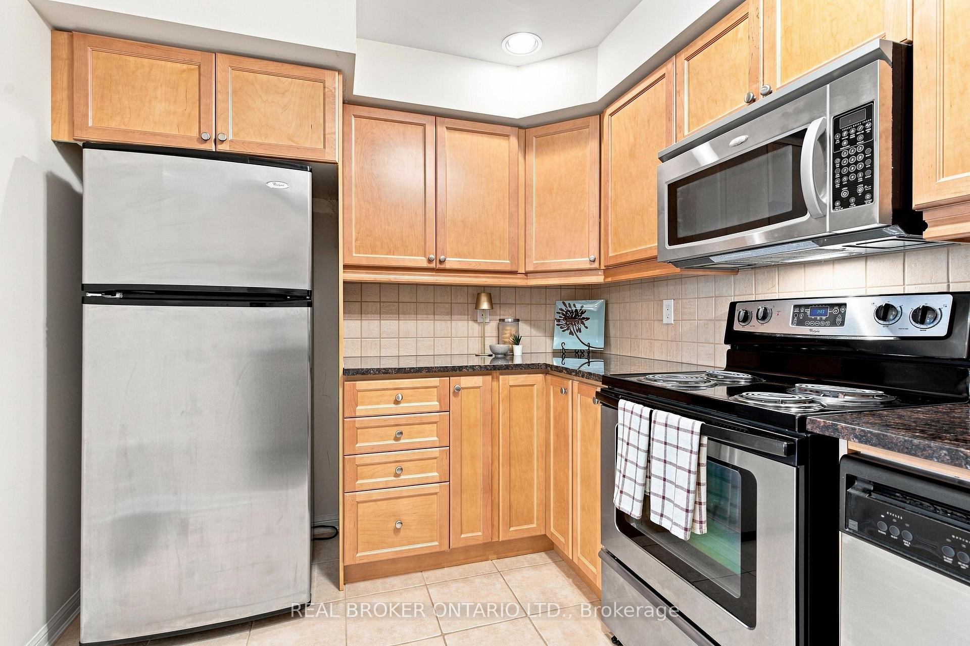 Photo 8 of 8 Ayers Crescent, Scarborough, Clairlea-Birchmount — HOMEH
