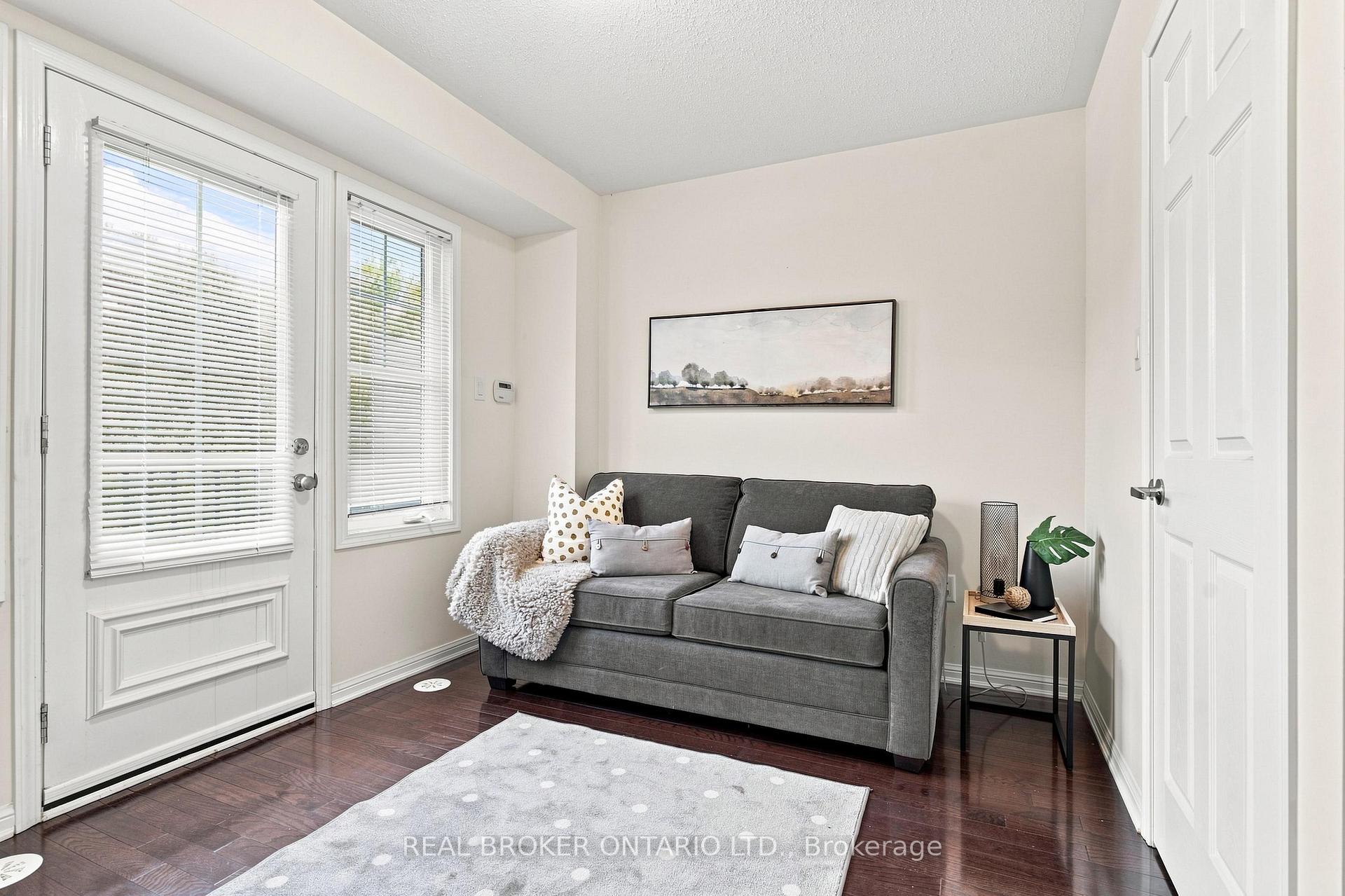 Photo 10 of 8 Ayers Crescent, Scarborough, Clairlea-Birchmount — HOMEH