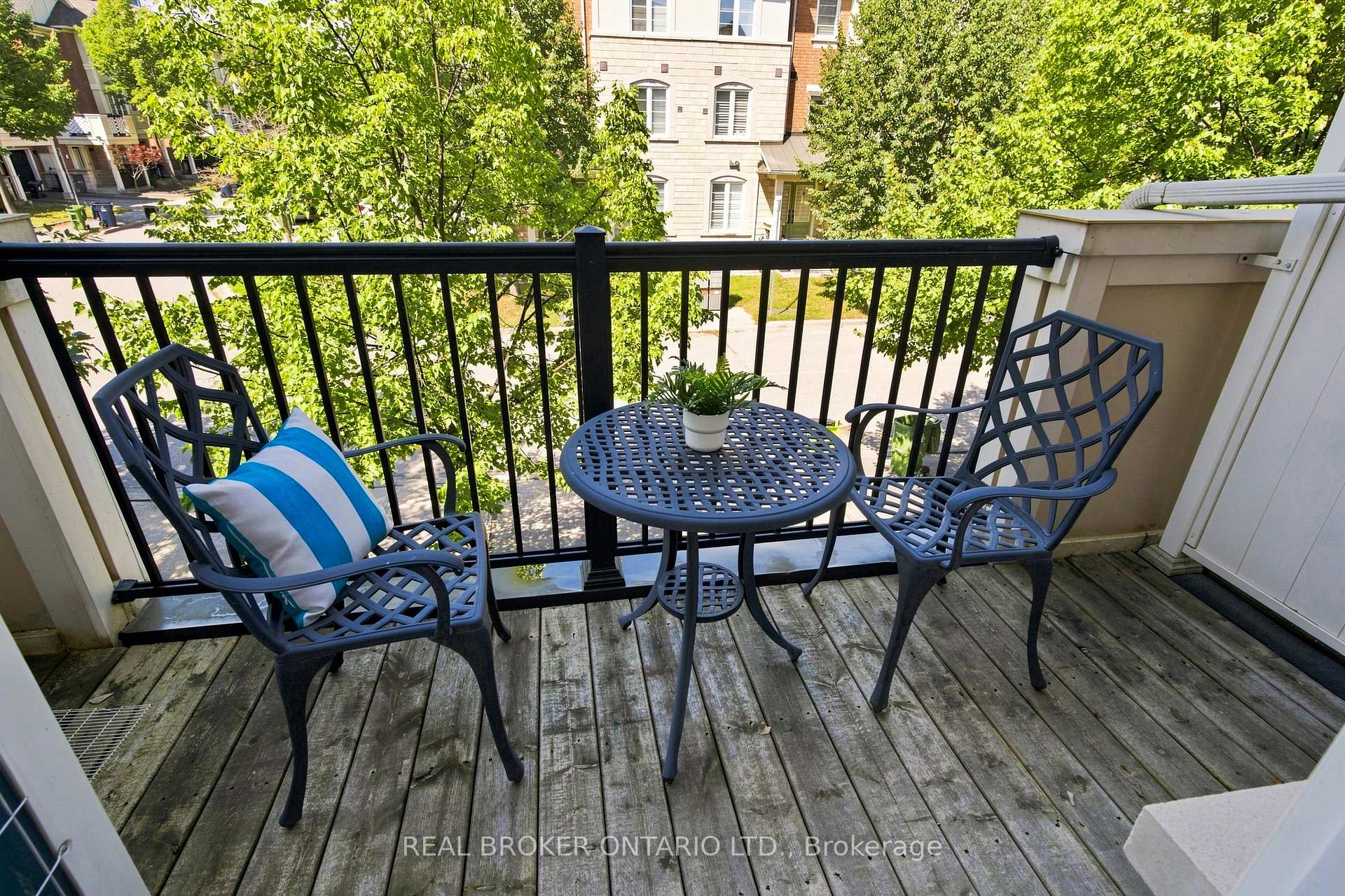 Photo 12 of 8 Ayers Crescent, Scarborough, Clairlea-Birchmount — HOMEH