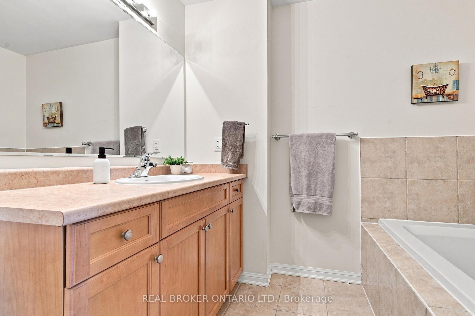 Photo 17 of 8 Ayers Crescent, Scarborough, Clairlea-Birchmount — HOMEH