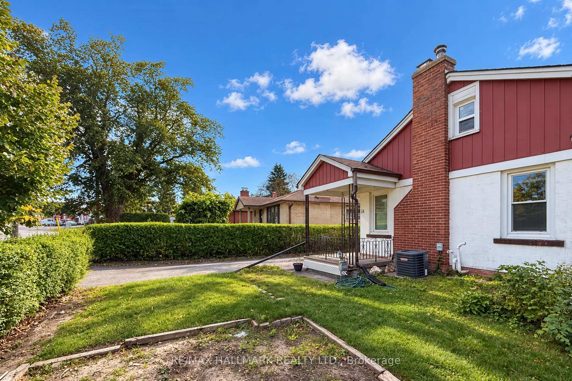 Photo 3 of 14 Saunders Road, Scarborough, Guildwood — HOMEH