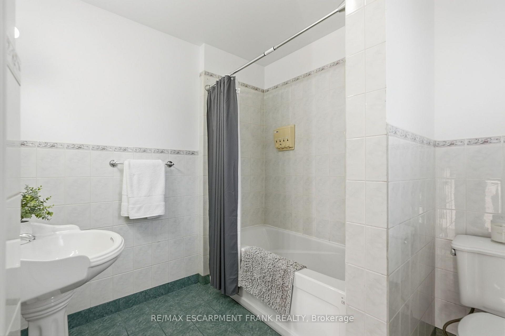 Photo 25 of 42 Dalhousie Avenue, Hamilton, Crown Point — HOMEH