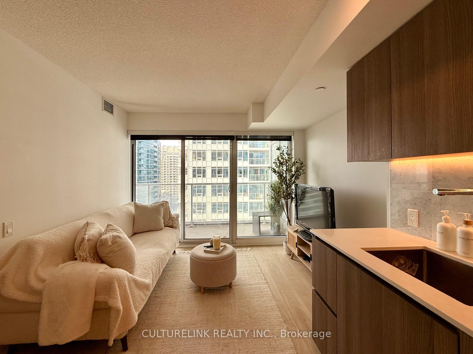 Photo 4 of Unit 2205, 17 Bathurst Street, Toronto, Waterfront Communities — HOMEH