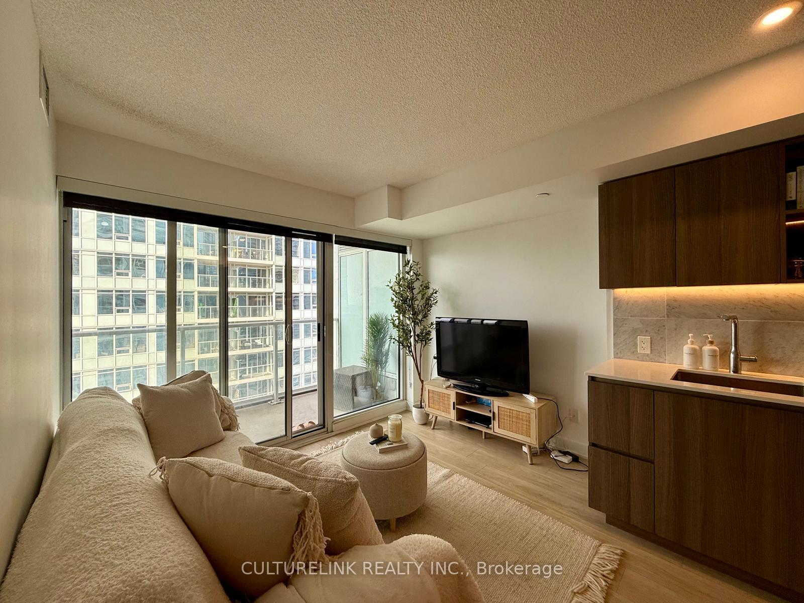 Photo 5 of Unit 2205, 17 Bathurst Street, Toronto, Waterfront Communities — HOMEH