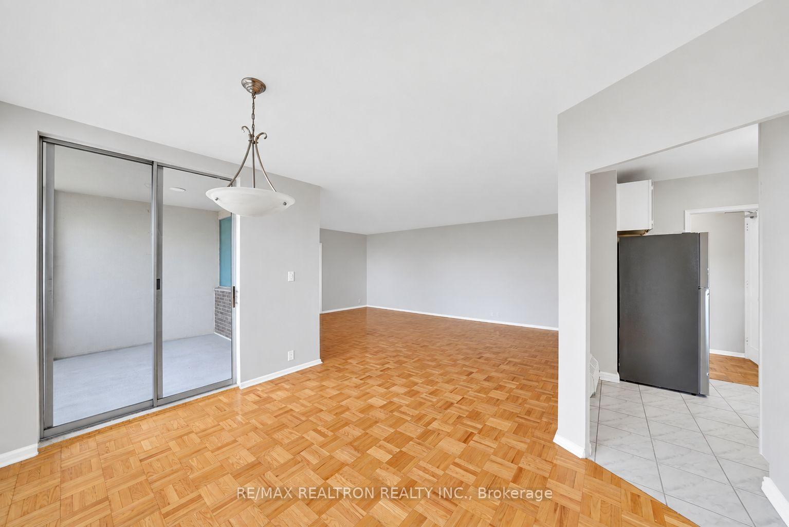 Photo 3 of Unit 1104, 9 Deer Park Crescent, Toronto, Yonge-St. Clair — HOMEH