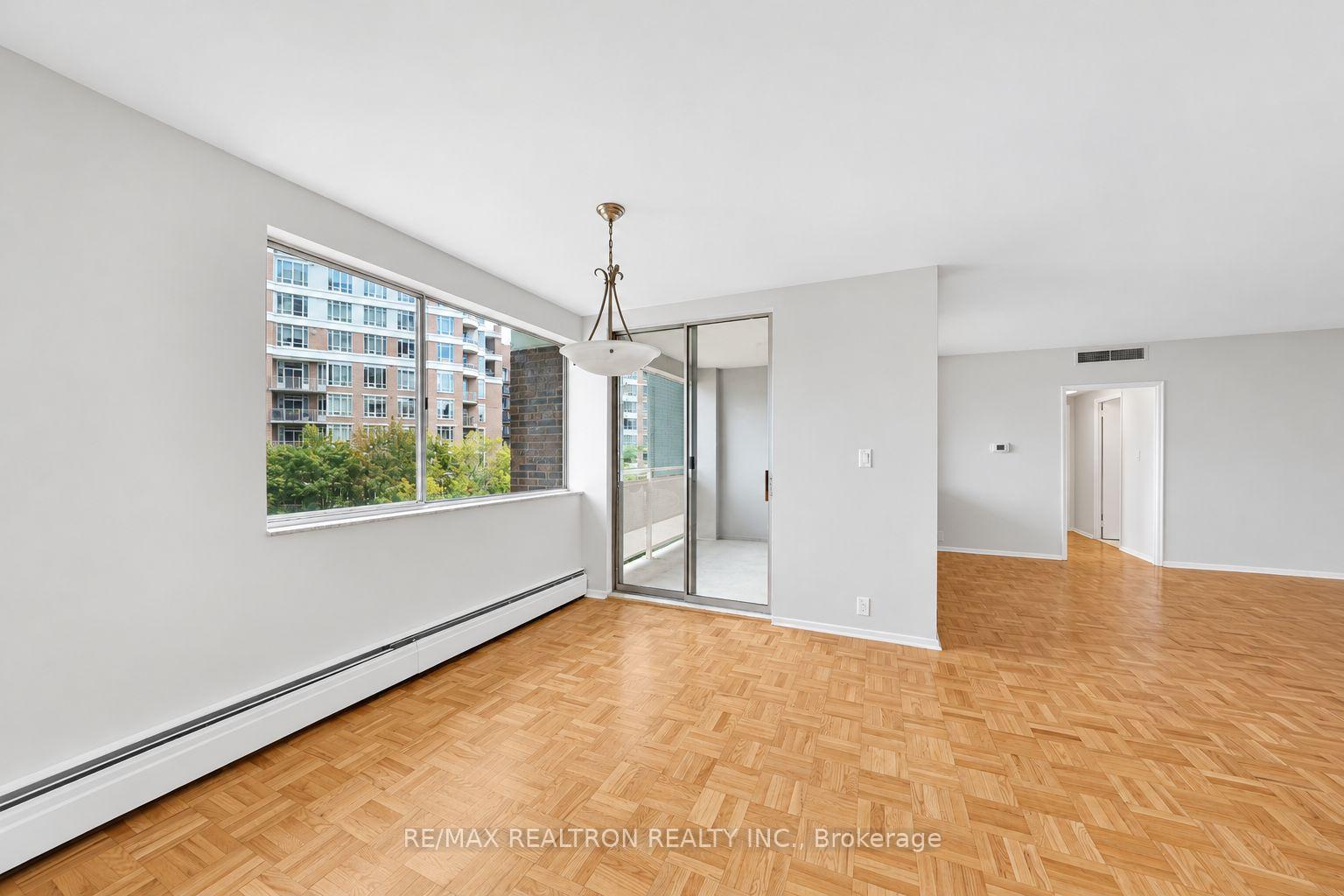 Photo 4 of Unit 1104, 9 Deer Park Crescent, Toronto, Yonge-St. Clair — HOMEH