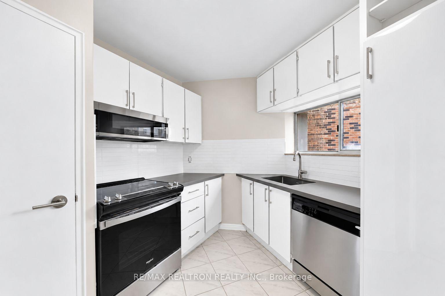 Photo 5 of Unit 1104, 9 Deer Park Crescent, Toronto, Yonge-St. Clair — HOMEH