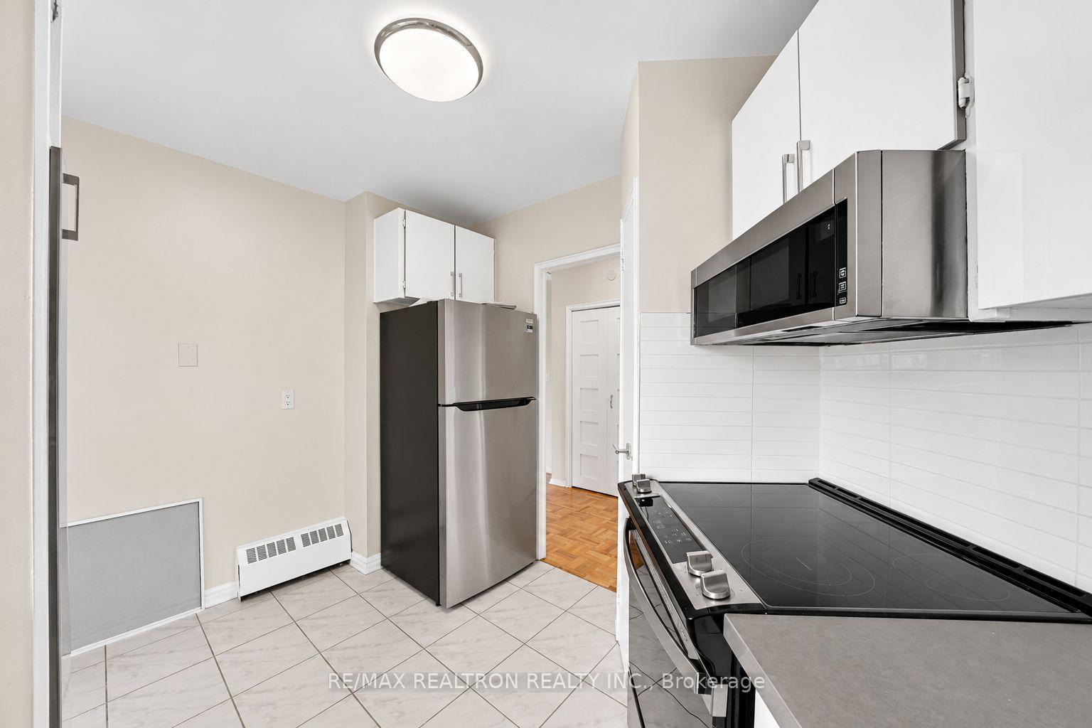 Photo 6 of Unit 1104, 9 Deer Park Crescent, Toronto, Yonge-St. Clair — HOMEH