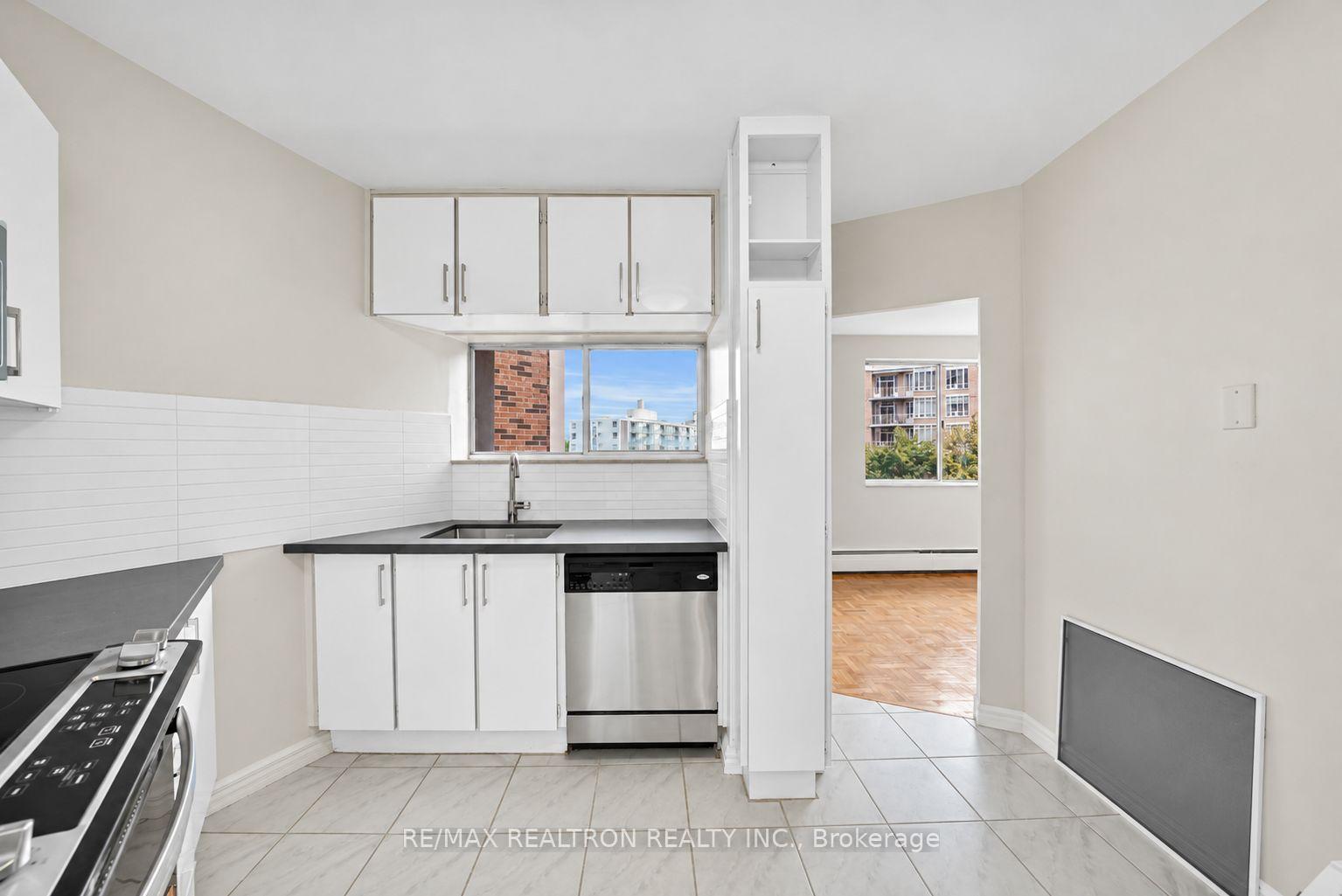 Photo 7 of Unit 1104, 9 Deer Park Crescent, Toronto, Yonge-St. Clair — HOMEH