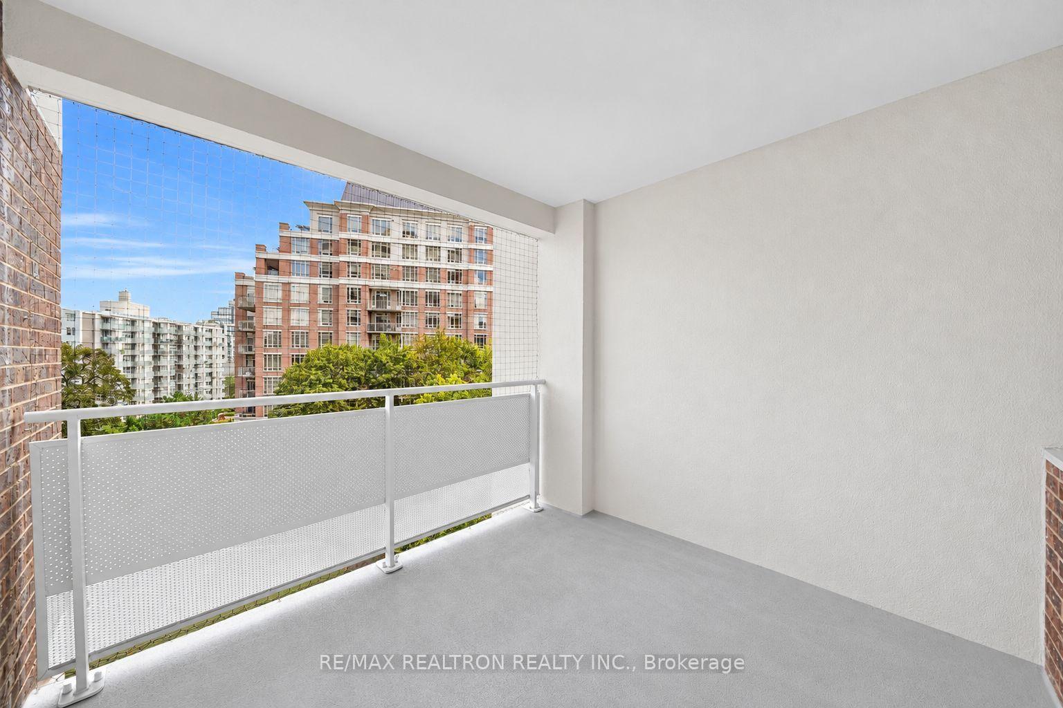 Photo 8 of Unit 1104, 9 Deer Park Crescent, Toronto, Yonge-St. Clair — HOMEH