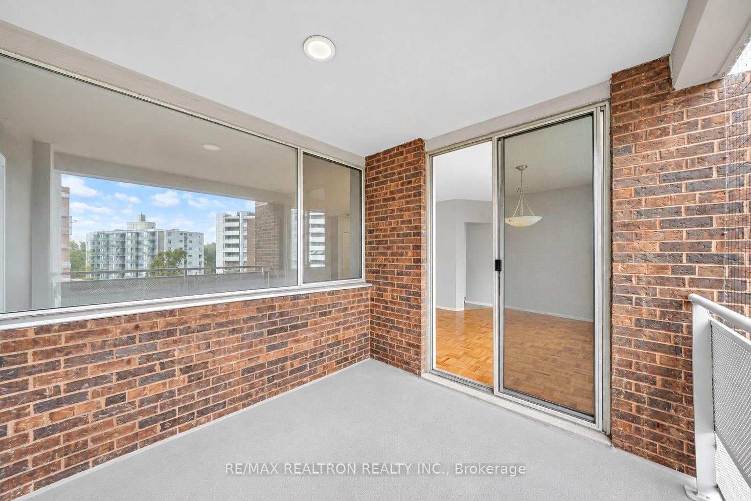 Photo 9 of Unit 1104, 9 Deer Park Crescent, Toronto, Yonge-St. Clair — HOMEH