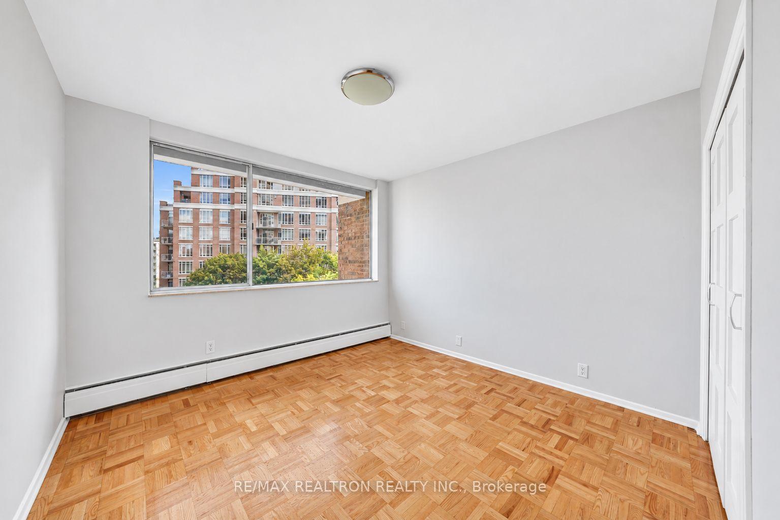 Photo 10 of Unit 1104, 9 Deer Park Crescent, Toronto, Yonge-St. Clair — HOMEH