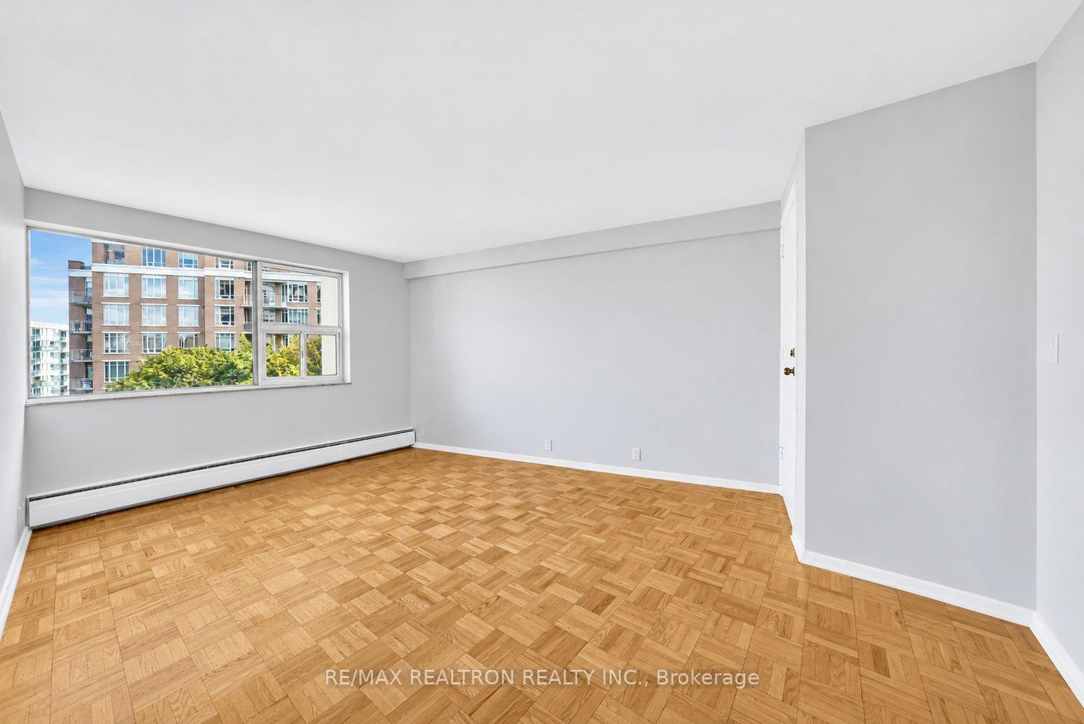 Photo 13 of Unit 1104, 9 Deer Park Crescent, Toronto, Yonge-St. Clair — HOMEH