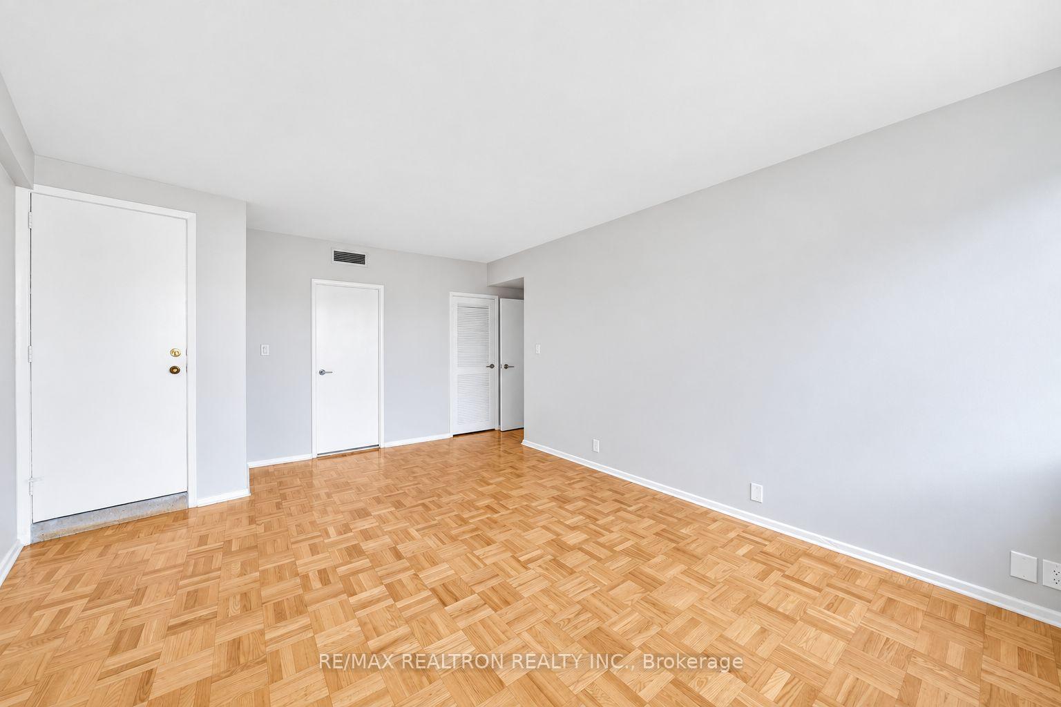 Photo 14 of Unit 1104, 9 Deer Park Crescent, Toronto, Yonge-St. Clair — HOMEH