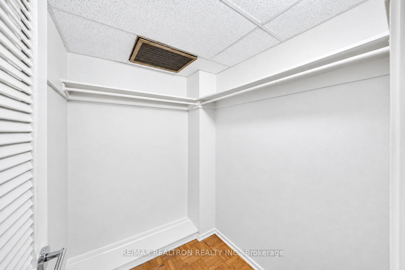 Photo 15 of Unit 1104, 9 Deer Park Crescent, Toronto, Yonge-St. Clair — HOMEH