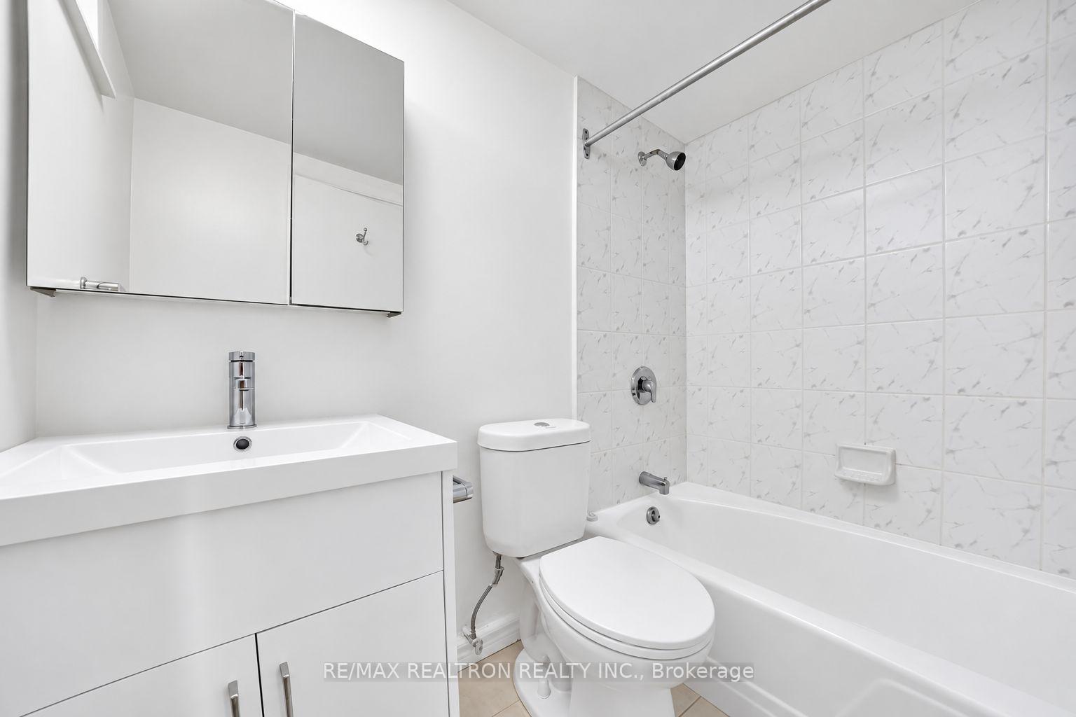 Photo 16 of Unit 1104, 9 Deer Park Crescent, Toronto, Yonge-St. Clair — HOMEH