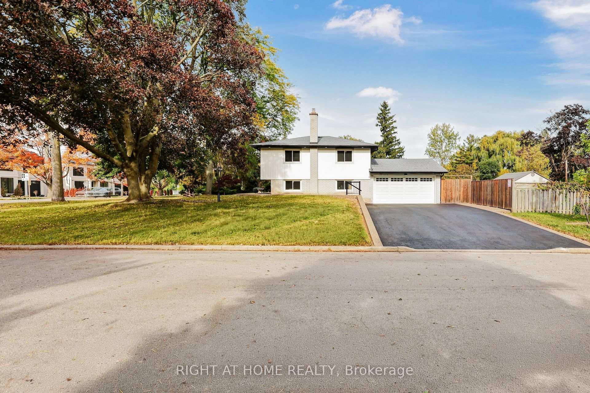 Photo 2 of 139 Third Line, Oakville, Southwest — HOMEH