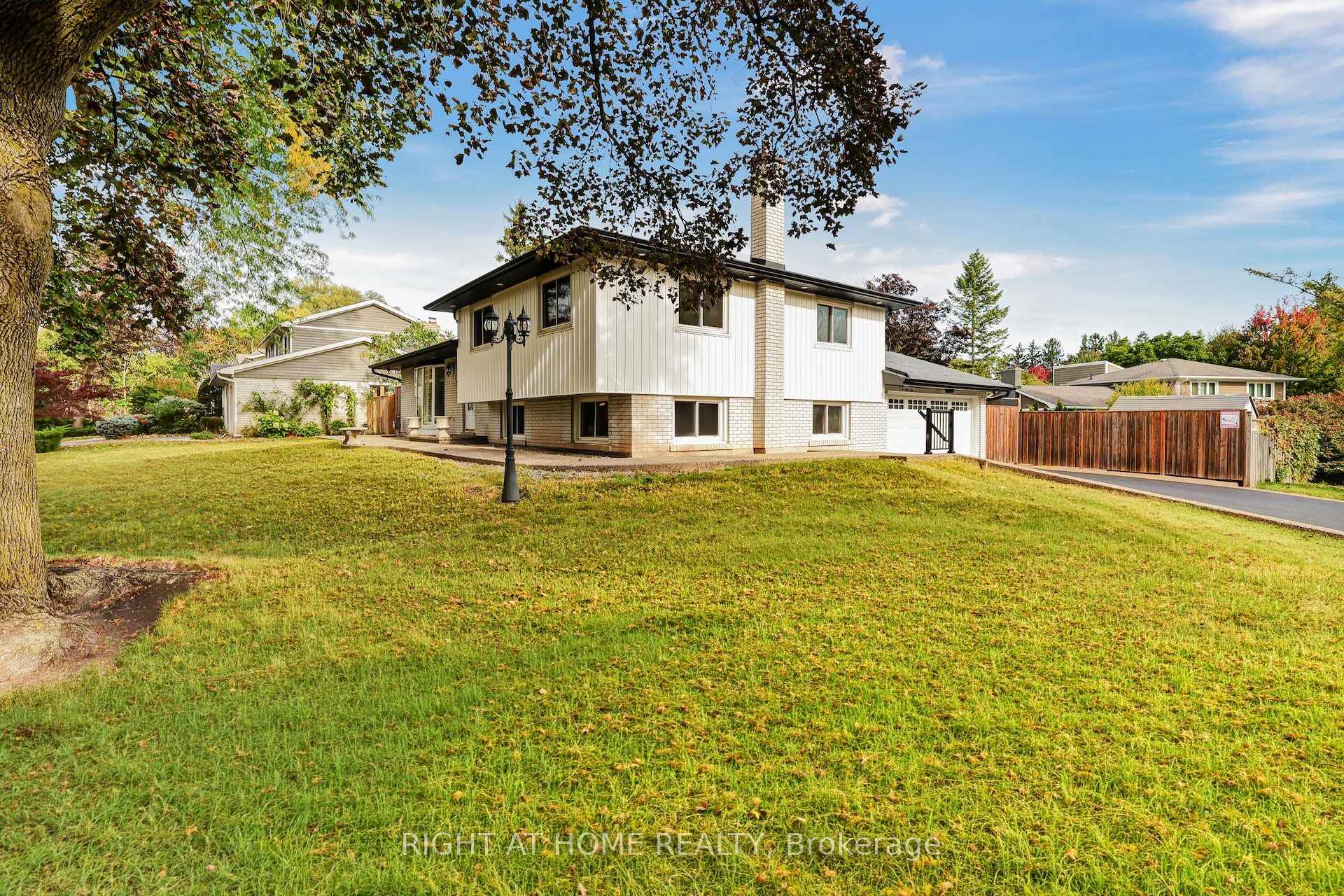 Photo 3 of 139 Third Line, Oakville, Southwest — HOMEH
