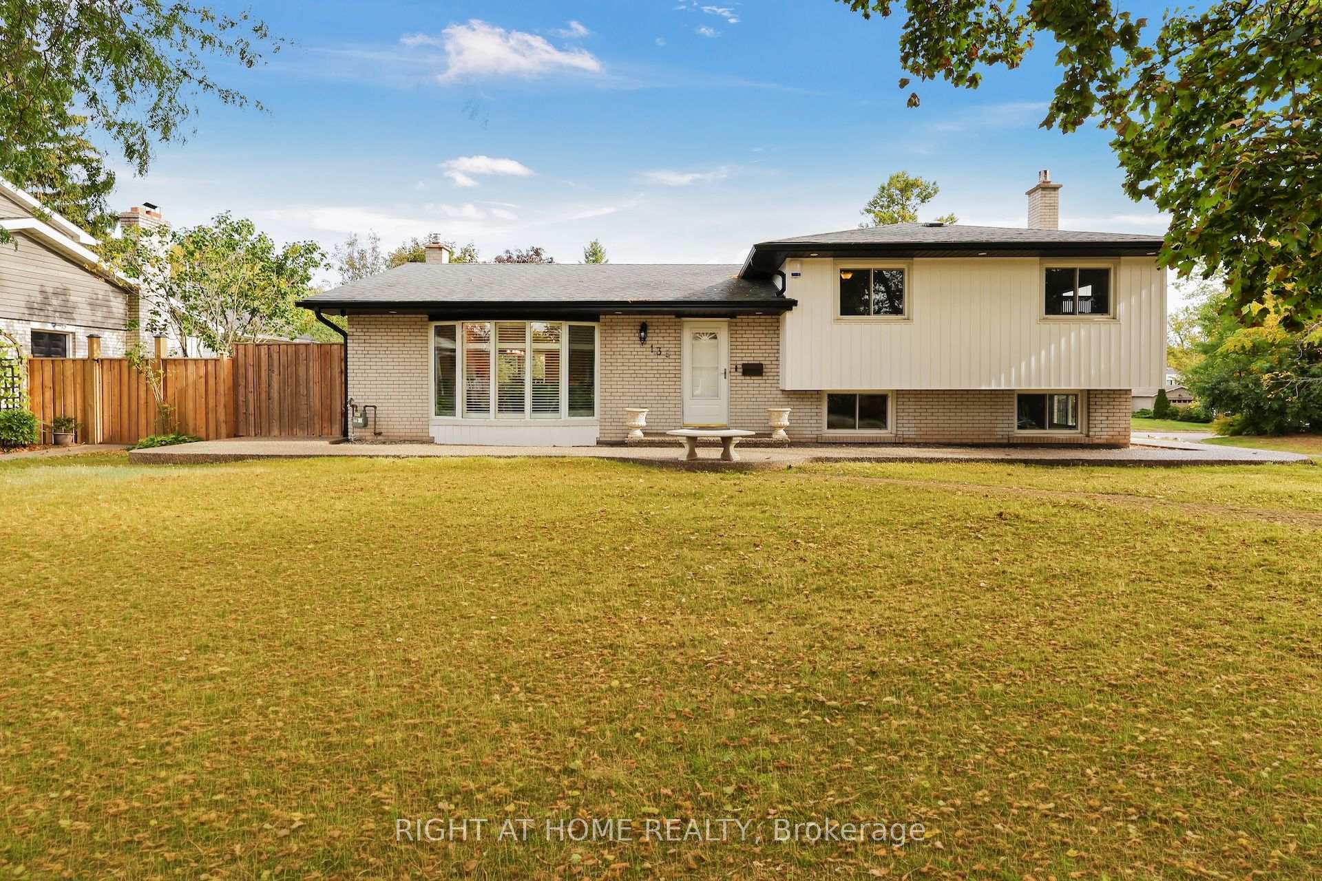 Photo 4 of 139 Third Line, Oakville, Southwest — HOMEH