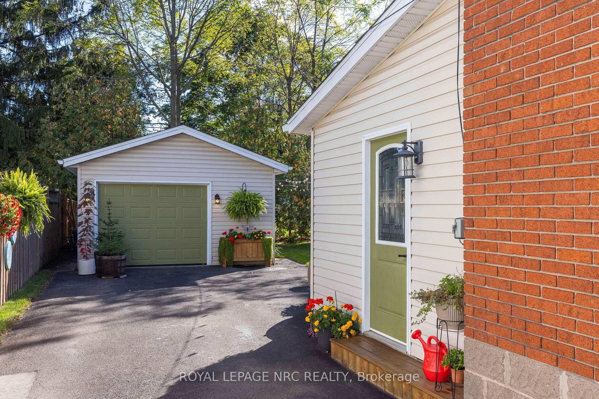 Photo 2 of 6496 Caswell Street, Niagara Falls, Stamford — HOMEH