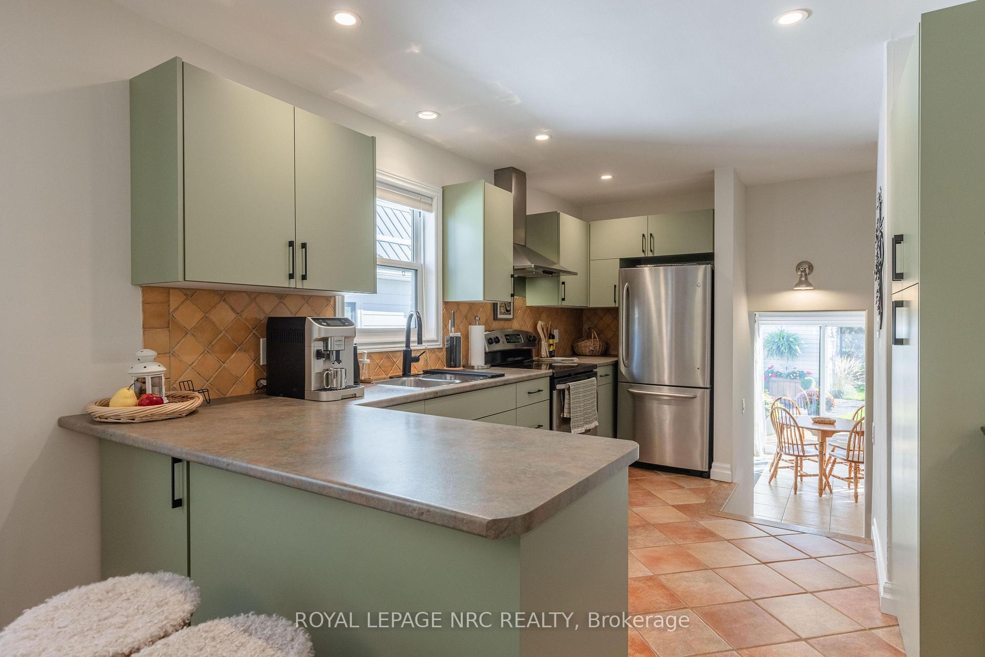 Photo 12 of 6496 Caswell Street, Niagara Falls, Stamford — HOMEH
