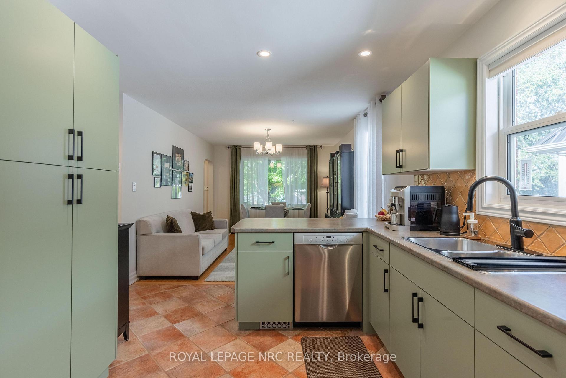 Photo 13 of 6496 Caswell Street, Niagara Falls, Stamford — HOMEH