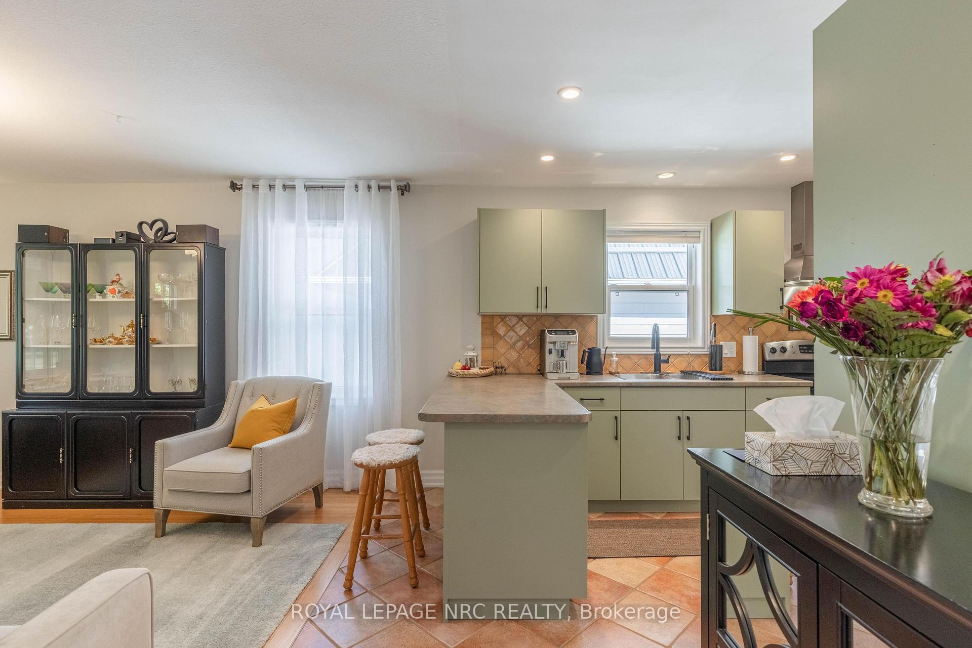 Photo 14 of 6496 Caswell Street, Niagara Falls, Stamford — HOMEH