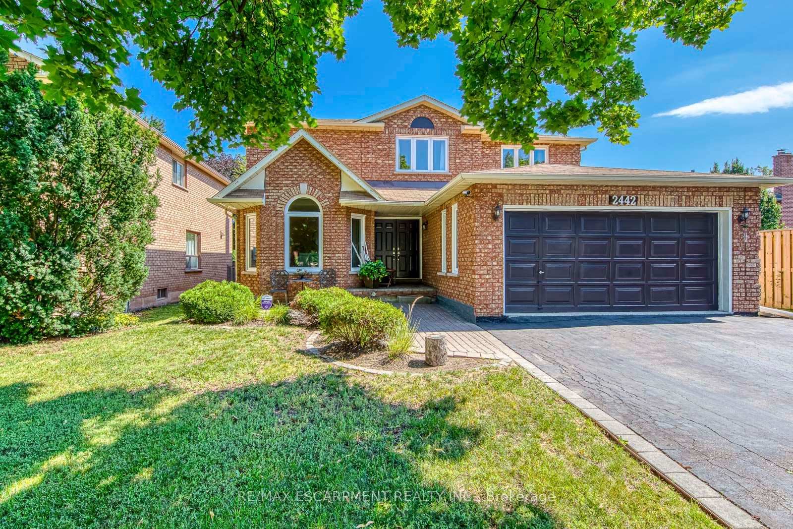 Photo 2 of 2442 Wynten Way, Oakville, Clearview — HOMEH