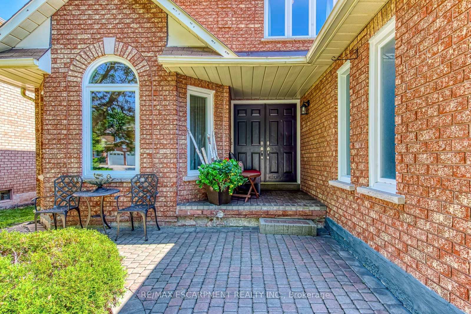 Photo 3 of 2442 Wynten Way, Oakville, Clearview — HOMEH