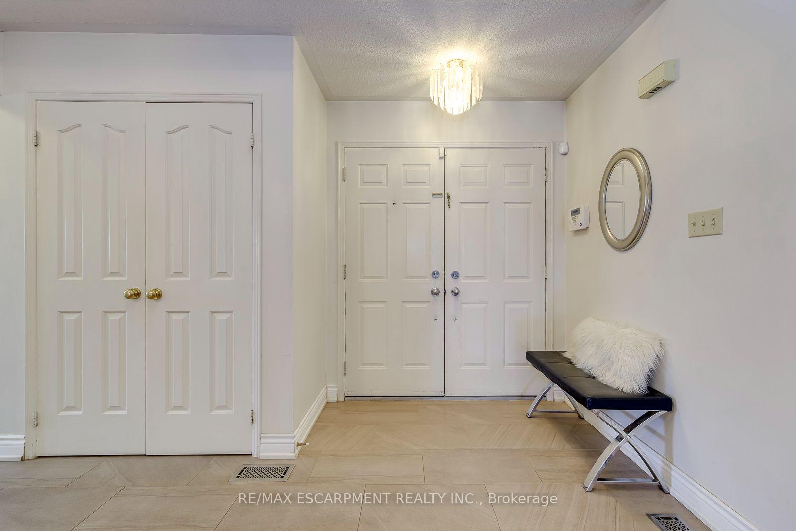 Photo 4 of 2442 Wynten Way, Oakville, Clearview — HOMEH