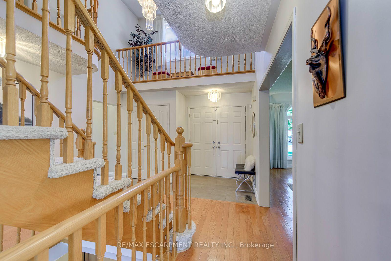Photo 5 of 2442 Wynten Way, Oakville, Clearview — HOMEH