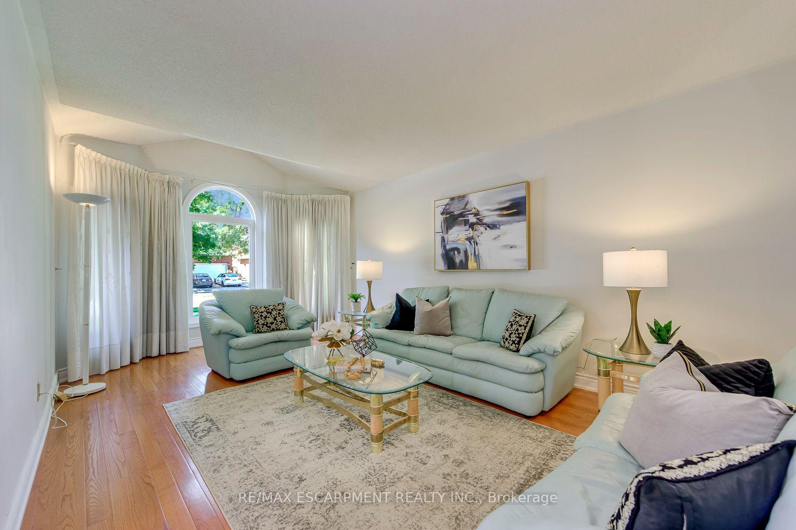 Photo 6 of 2442 Wynten Way, Oakville, Clearview — HOMEH