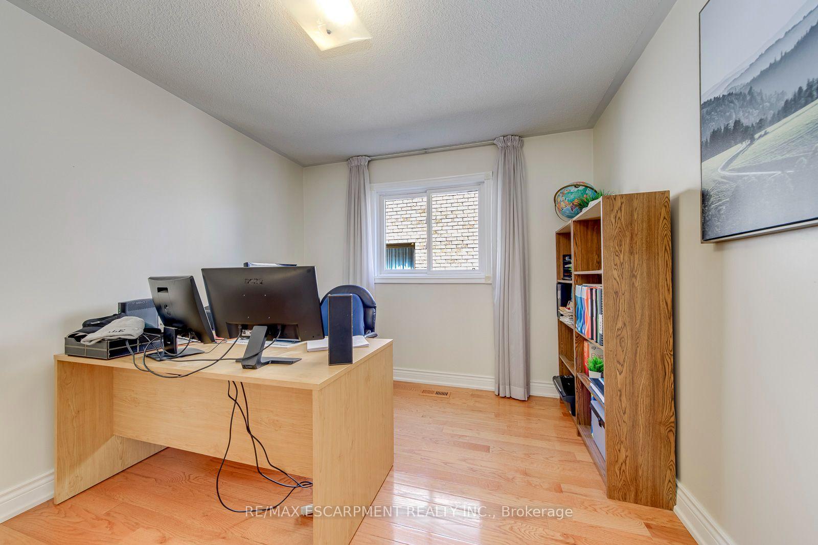 Photo 8 of 2442 Wynten Way, Oakville, Clearview — HOMEH