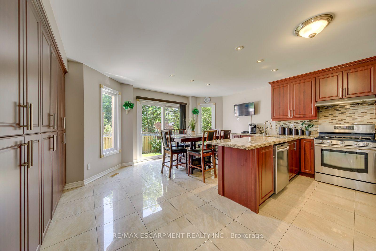 Photo 11 of 2442 Wynten Way, Oakville, Clearview — HOMEH